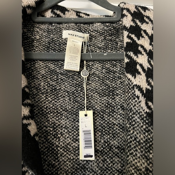 Black & Tan Cardigan w/ Pattern - Picture 2 of 7